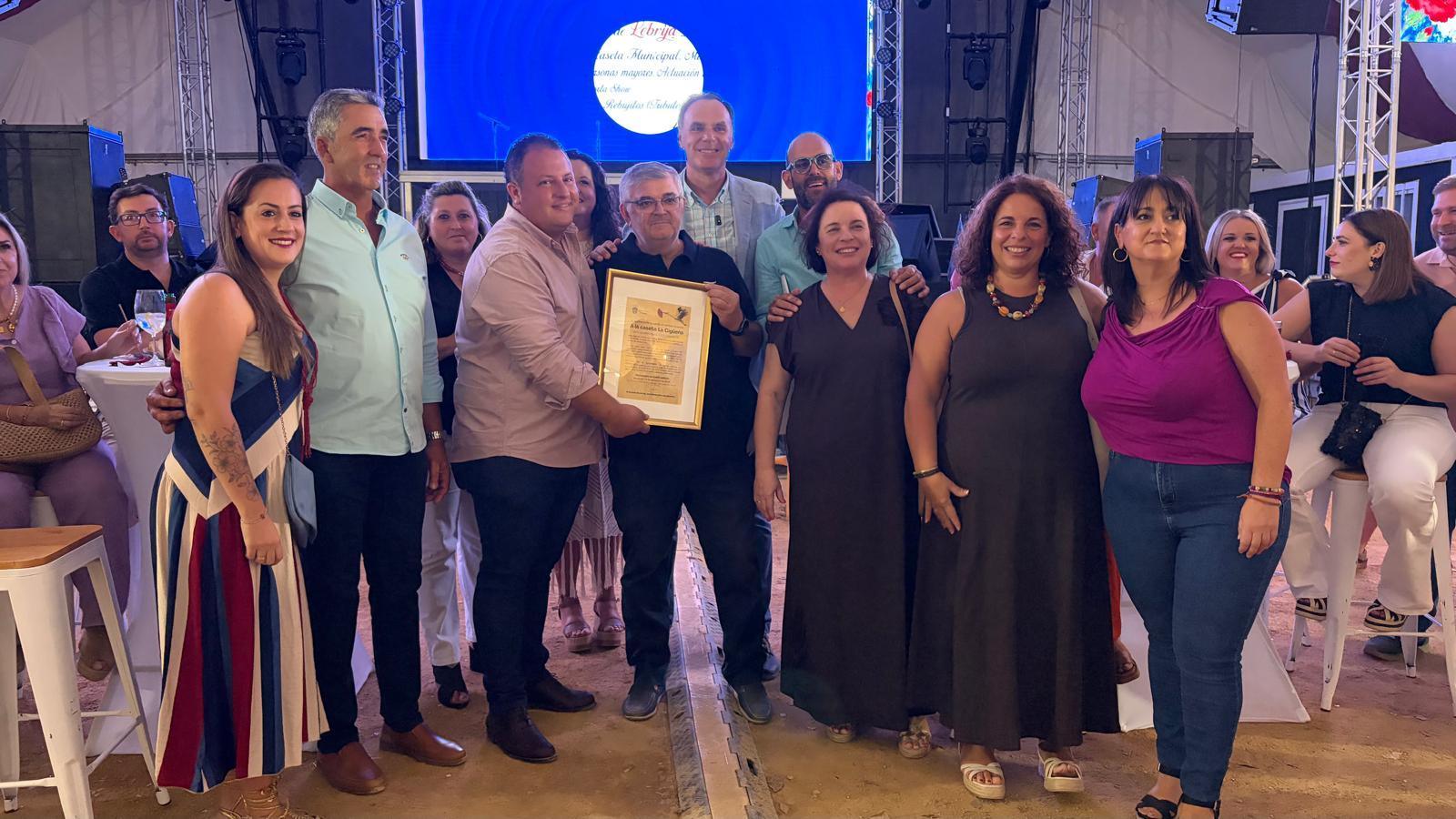 El Ayuntamiento reconoce la implicación de los caseteros y homenajea a La Cigüeña por sus 50 años