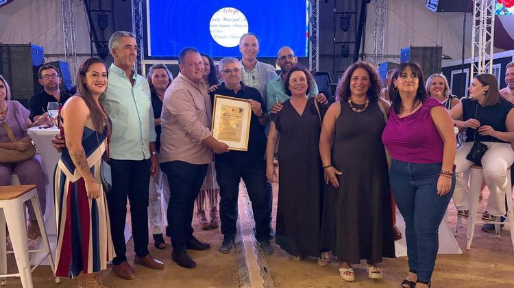 El Ayuntamiento reconoce la implicación de los caseteros y homenajea a La Cigüeña por sus 50 años