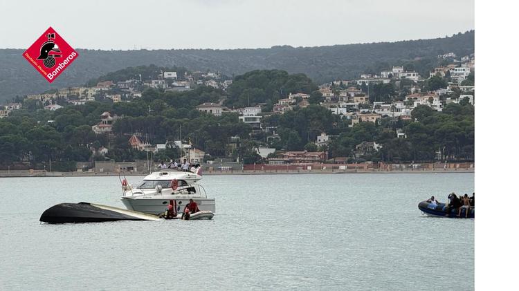 Los propietarios del velero volcado en Dénia intentarán recuperar la embarcación