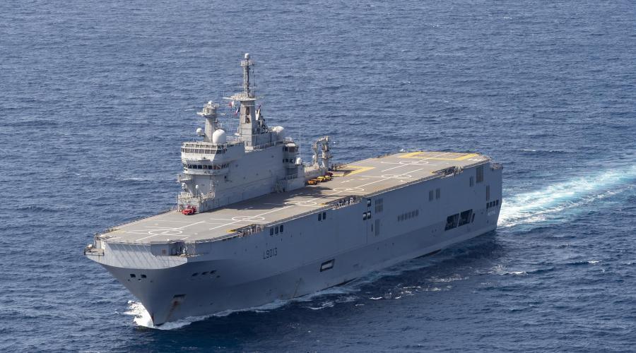 La France résiste aux pressions algériennes concernant l'achat d'un porte-hélicoptères d'assaut de grande importance