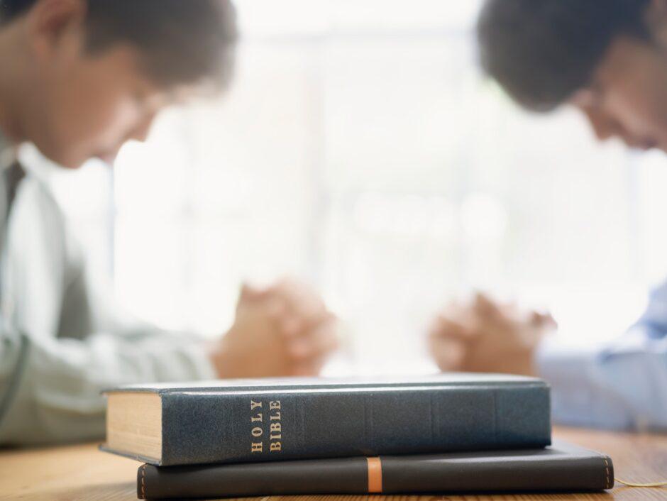 La importancia de servir a los demás según la Biblia