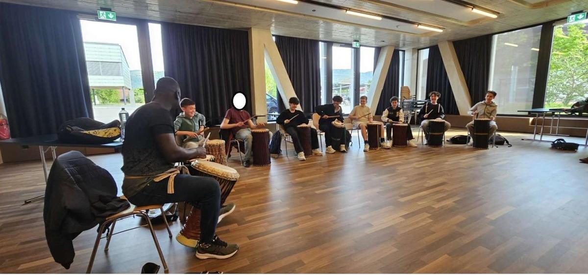 Afrikanisches Trommeln im Schulhaus Domus Scientiae