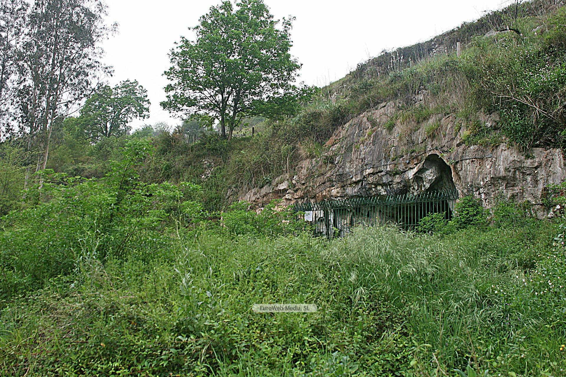 Cuevas prehistóricas de La Lluera I y II
