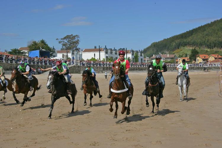 Carrera de Caballos 'Playa de Ribadesella': Estampida de Emociones en la Costa Asturiana