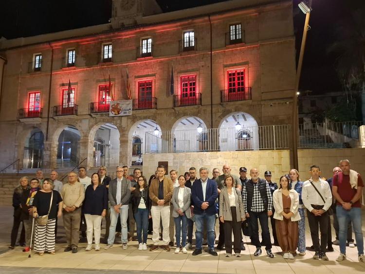 Un desgarrador minuto de silencio recorre la Marina Alta 