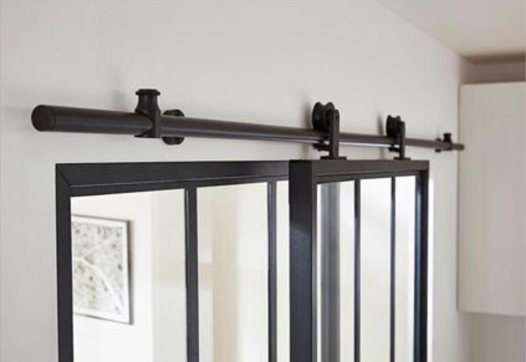 Système coulissant noir style industriel pour porte coulissante