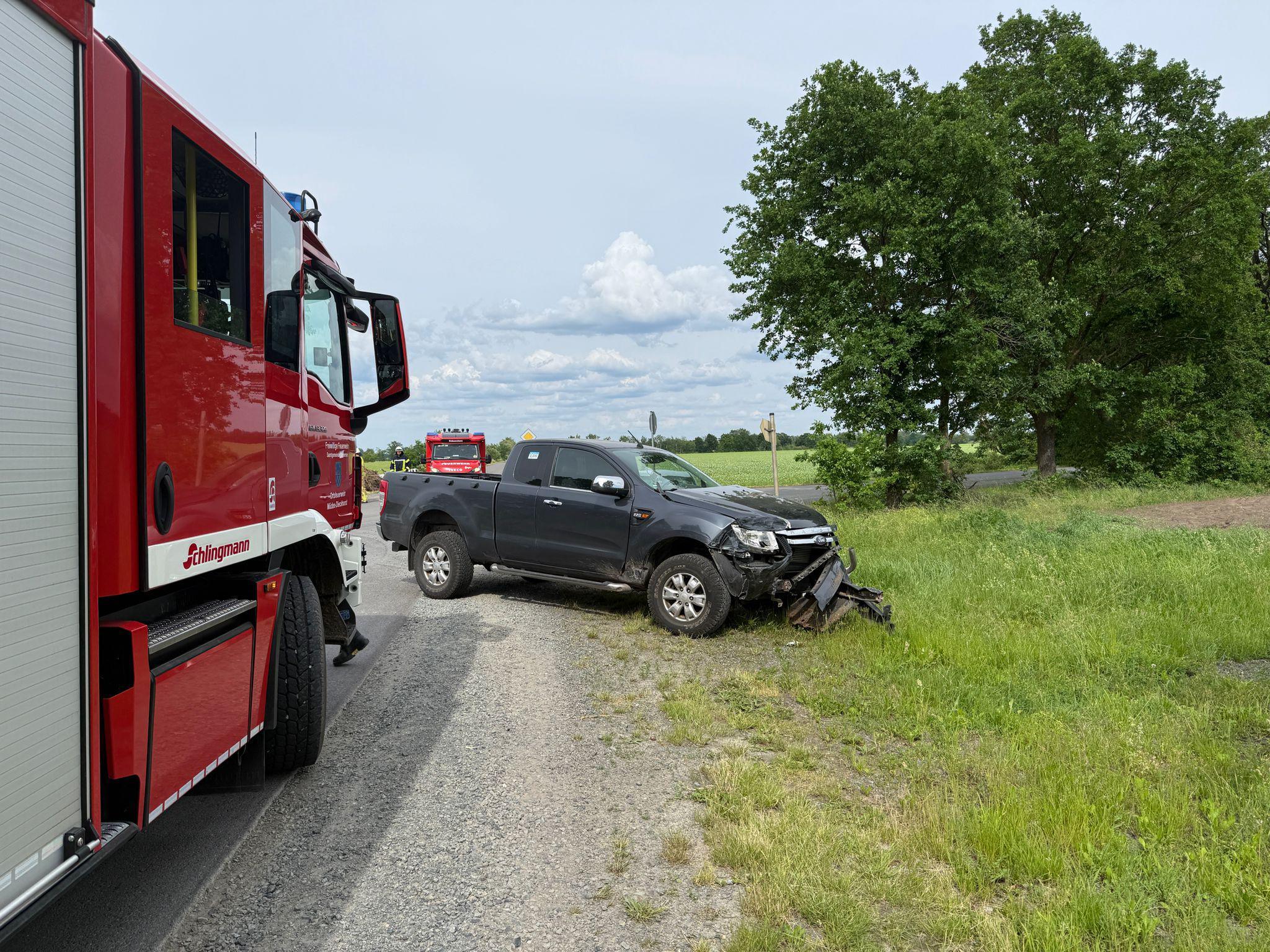 Müden:Verkehrsunfall zwischen Pickup und Kleintransporter – Feuerwehr sichert Unfallstelle