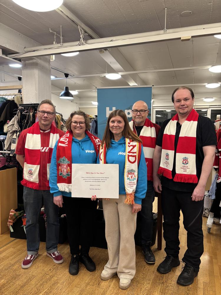 "With Hope In Your Heart" – Liverpool-kannattajat keräsivät yli 2 000 euroa vähävaraisten lapsiperheiden auttamiseen
