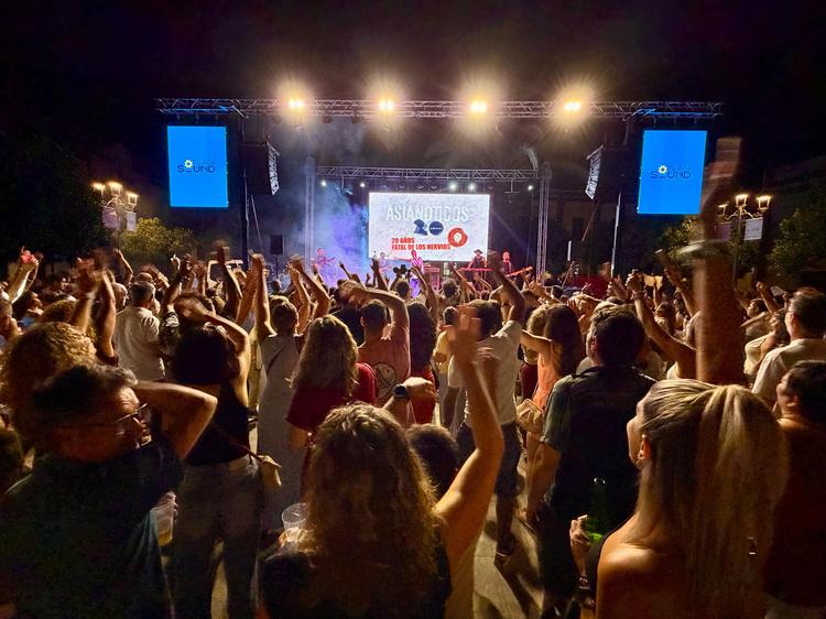 Plaza Sound Lebrija arranca con éxito su segunda edición en una noche de gran ambiente pese a las altas temperaturas