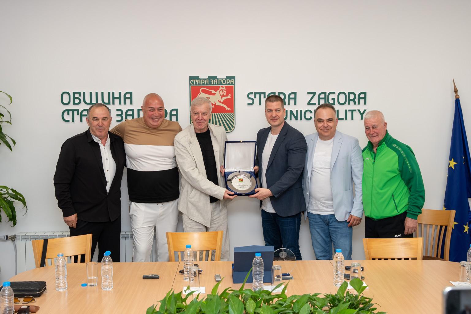Кметът Живко Тодоров удостои с плакет футболната легенда Наско Сираков навръх рождения му ден