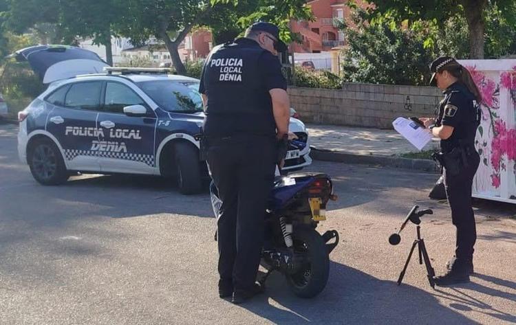 La Policía Local de Dénia inicia una campaña de control de ruido en ciclomotores y motocicletas