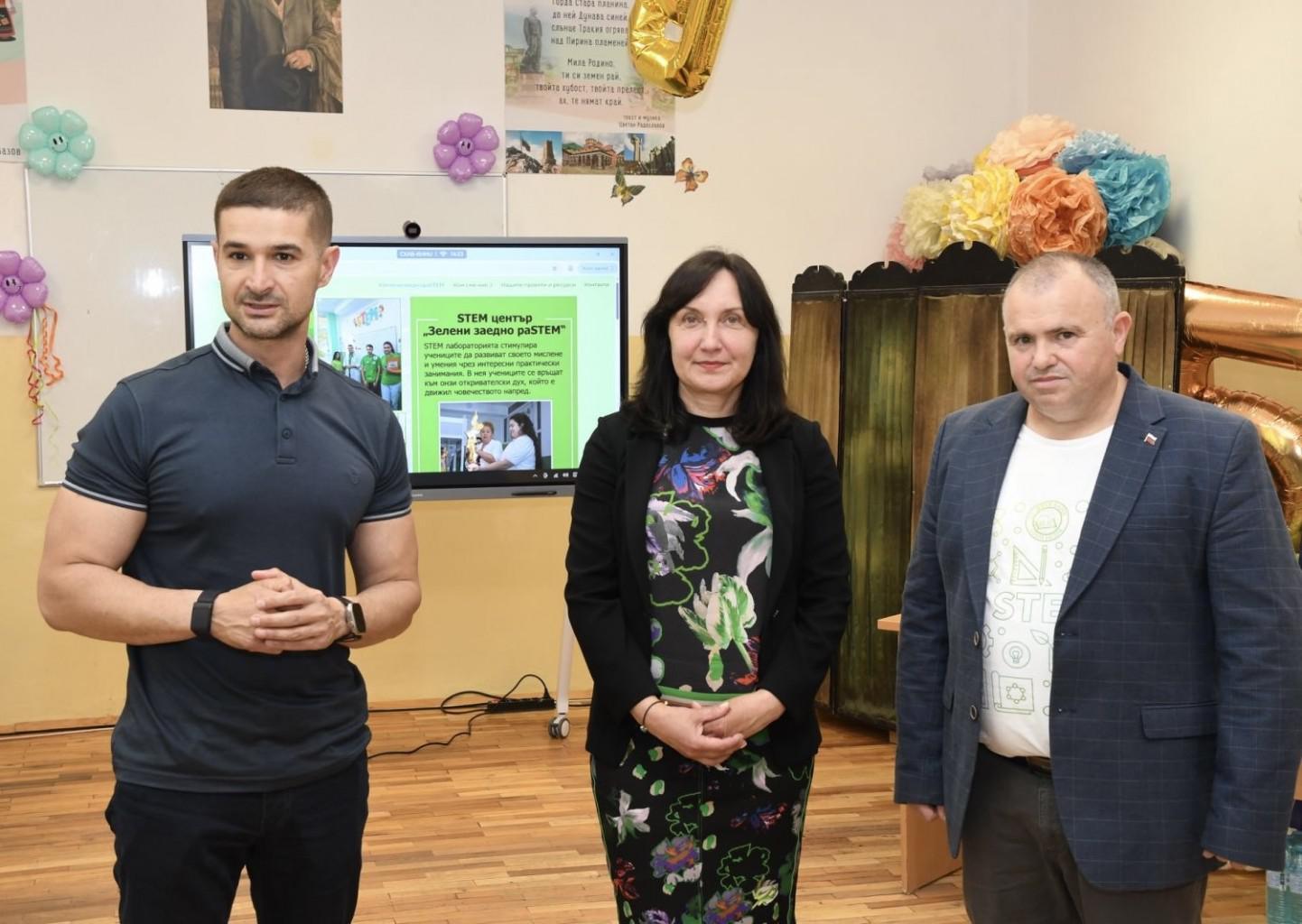 Зам.-кметът Надежда Чакърова и Николай Диков откриха новия STEM център в СУ „Иван Вазов“ в Стара Загора