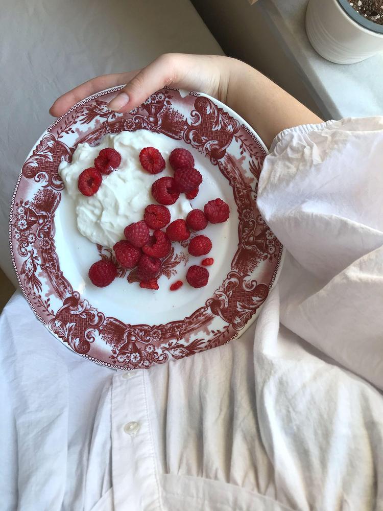 Yaourt de cajou, granola cru, framboises