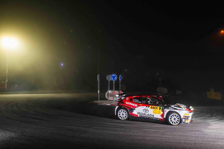 Sergi Pérez se crece en su casa y domina la primera etapa del RallyRACC