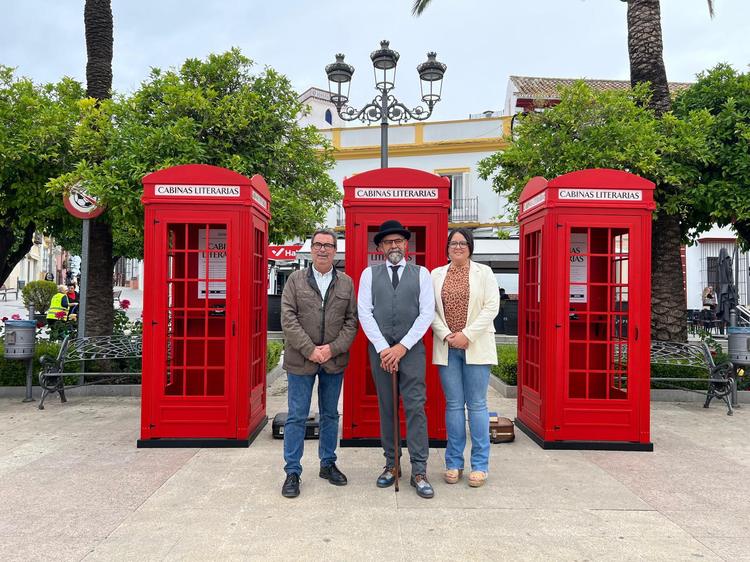  La Plaza de España, espacio público y poético gracias a la instalación artística de “Cabinas Literarias”