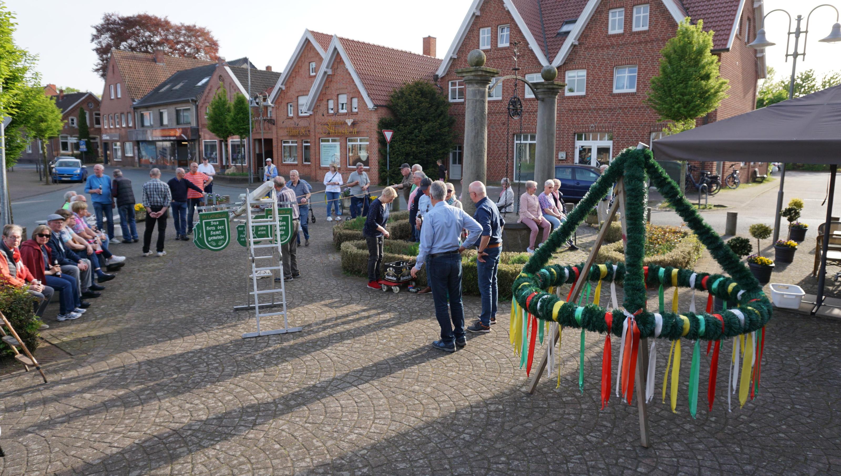 Heimatverein Lathen stellt Maibaum auf
