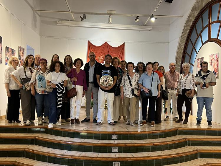 La Sala de la Misericordia acoge la exposición fotográfica “Huella Viva” de William Max dedicada a las Cruces de Mayo de Lebrija