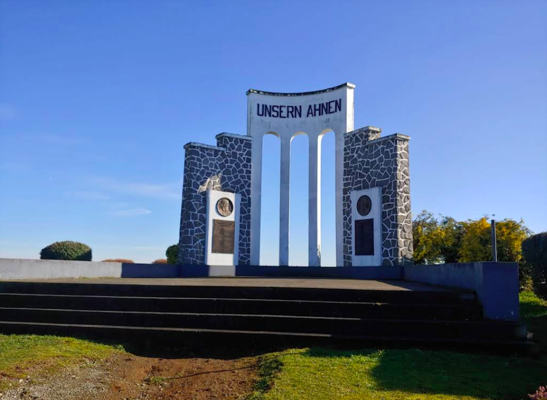 Monumento al Colono Alemán en Llanquihue – Guía App Chiloé Turismo en Llanquihue, Llanquihue, Sur de Chile