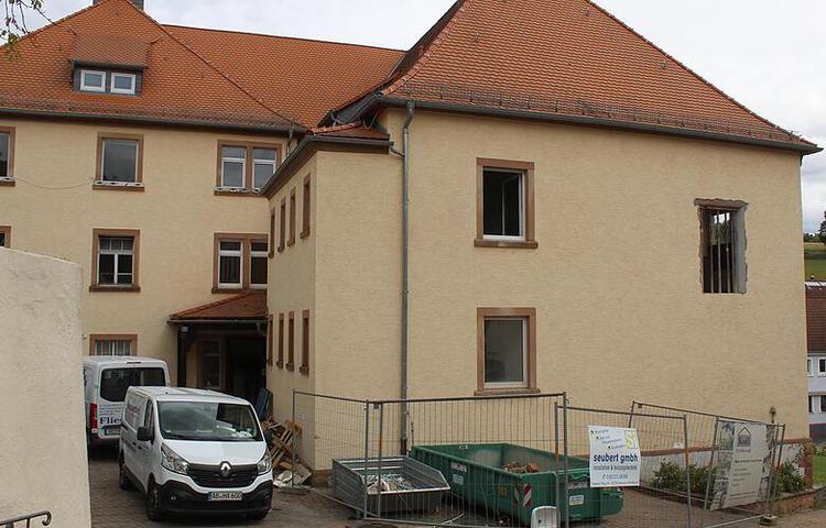 Main Echo: »Alte Schule in Krom­bach: Sanierungs­arbeiten kom­men voran«
