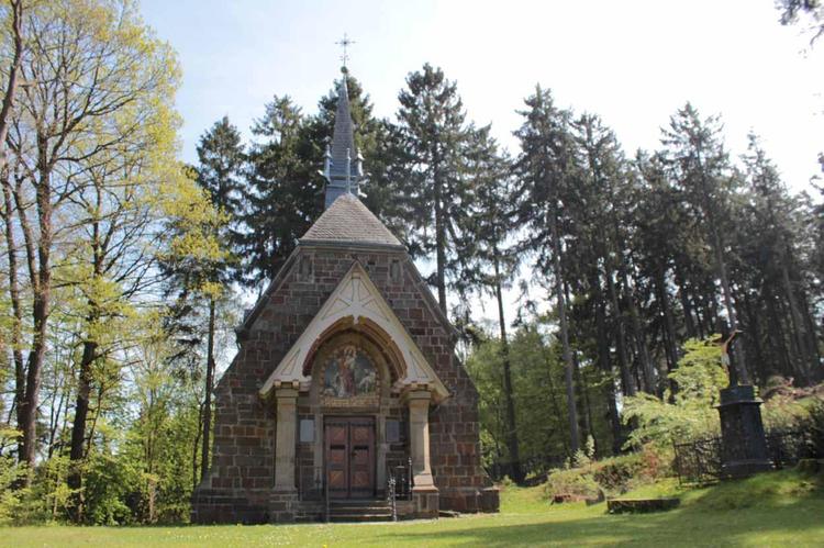 Loermund-Burgen und die Kapelle