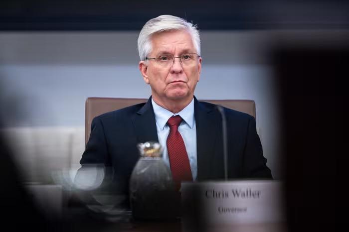 Waller riapre il dibattito sulla forward guidance: utile se guida i mercati, rischiosa se ingabbia la Fed