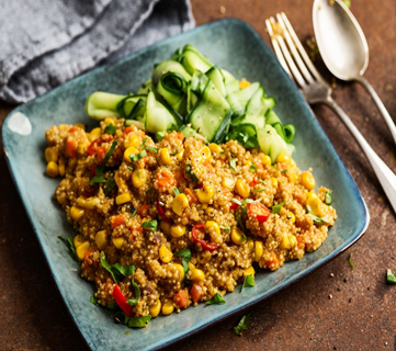 QUINOA-GEMÜSEPFANNE MIT APRIKOSEN