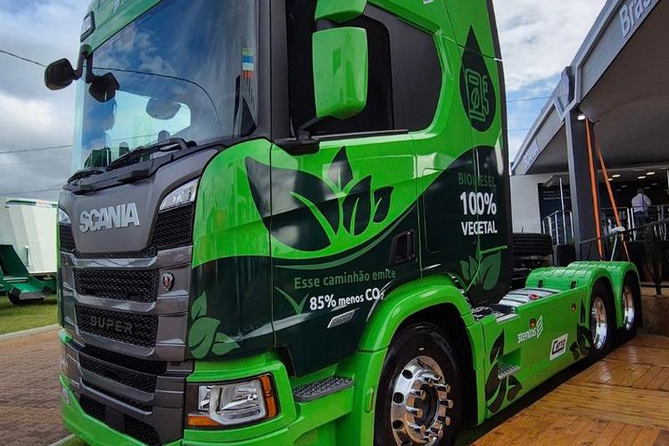 Conheça o primeiro caminhão 100% a biodiesel na tração 6x2
