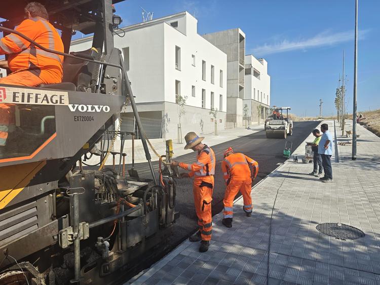 La obra de urbanización en calle Bosque entra en su fase final con el asfaltado del viario