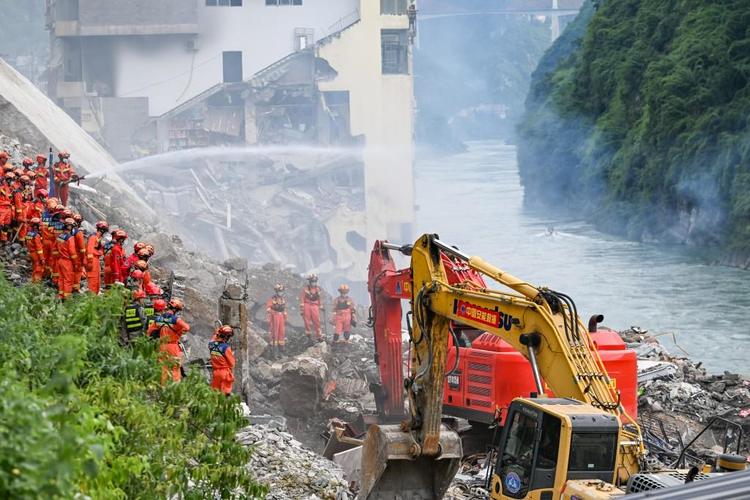 重庆山体滑坡估计死亡数十人