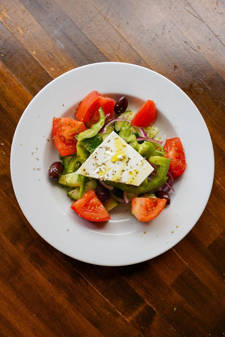 Salade grecque crue, feta d'amande