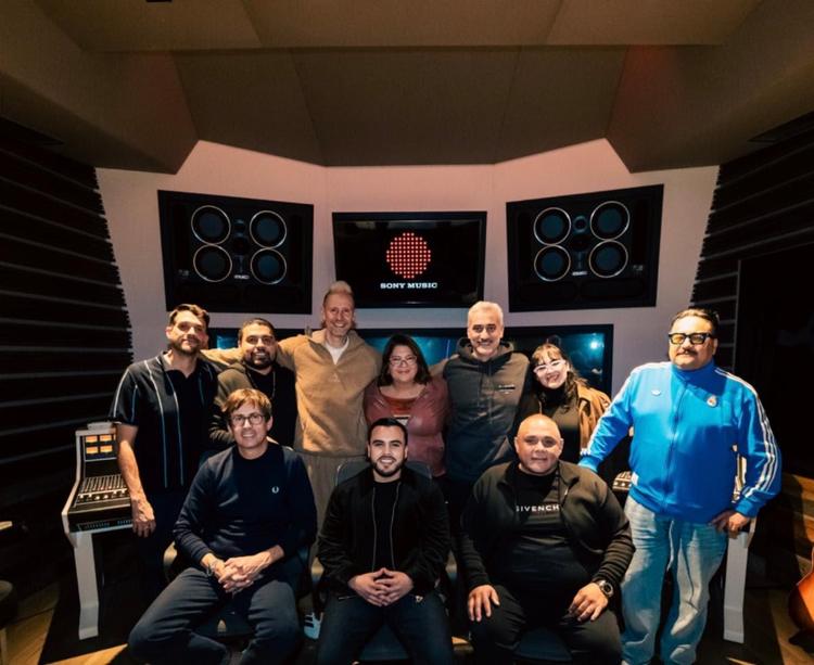 Ian Cordova da un paso clave en su carrera al firmar con Sony Music Latin