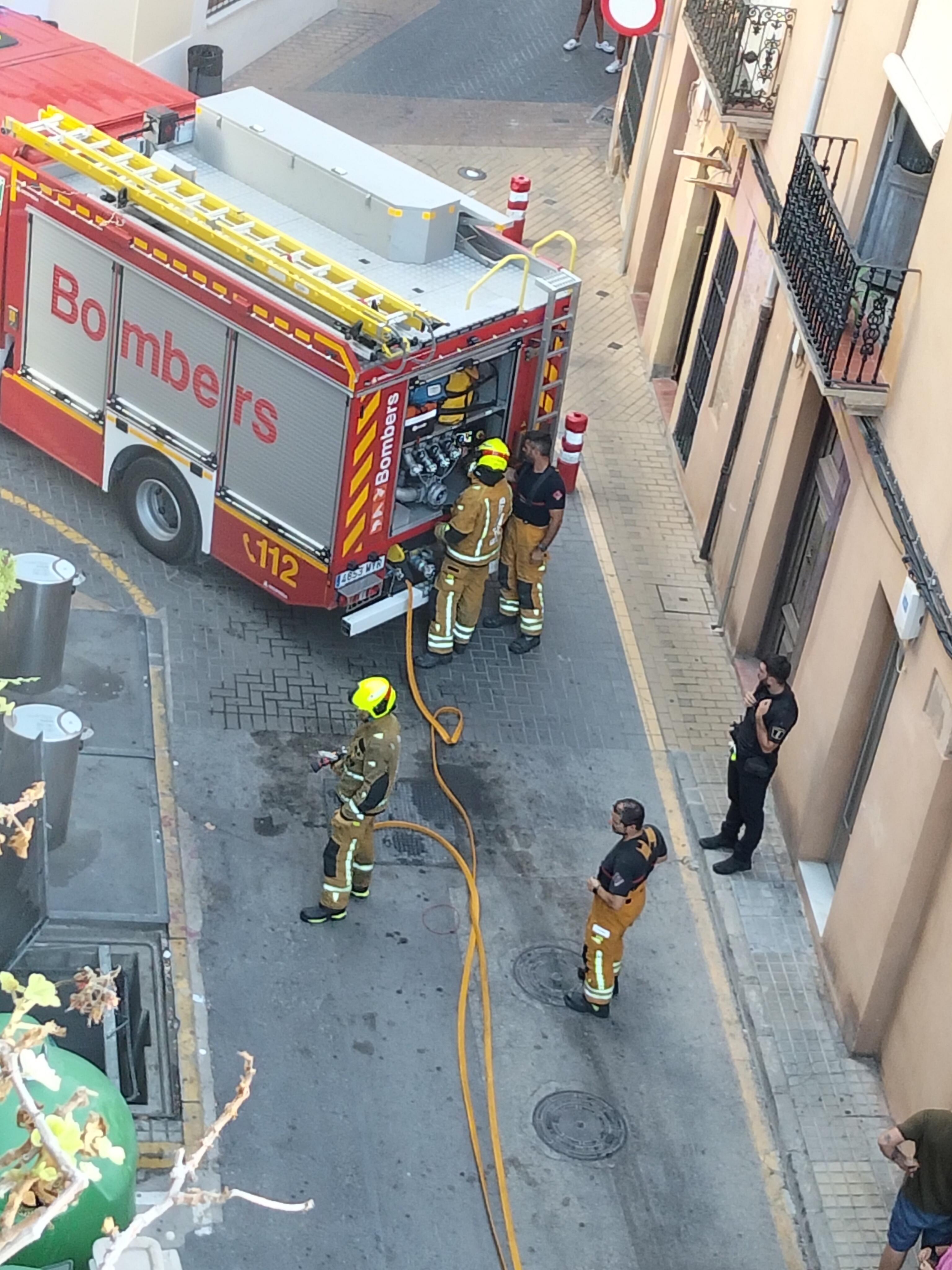 Susto en pleno centro de Dénia al arder un contenedor subterráneo