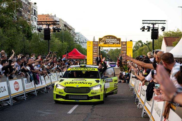 Córdoba se vuelve a volcar en la Avenida República Argentina en la salida ceremonial del Rallye Internacional Sierra Morena 2024