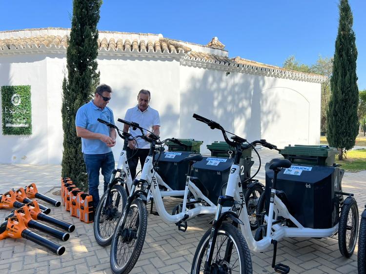 El Ayuntamiento de Lebrija incorpora nuevos triciclos y sopladoras eléctricas para reforzar la limpieza viaria