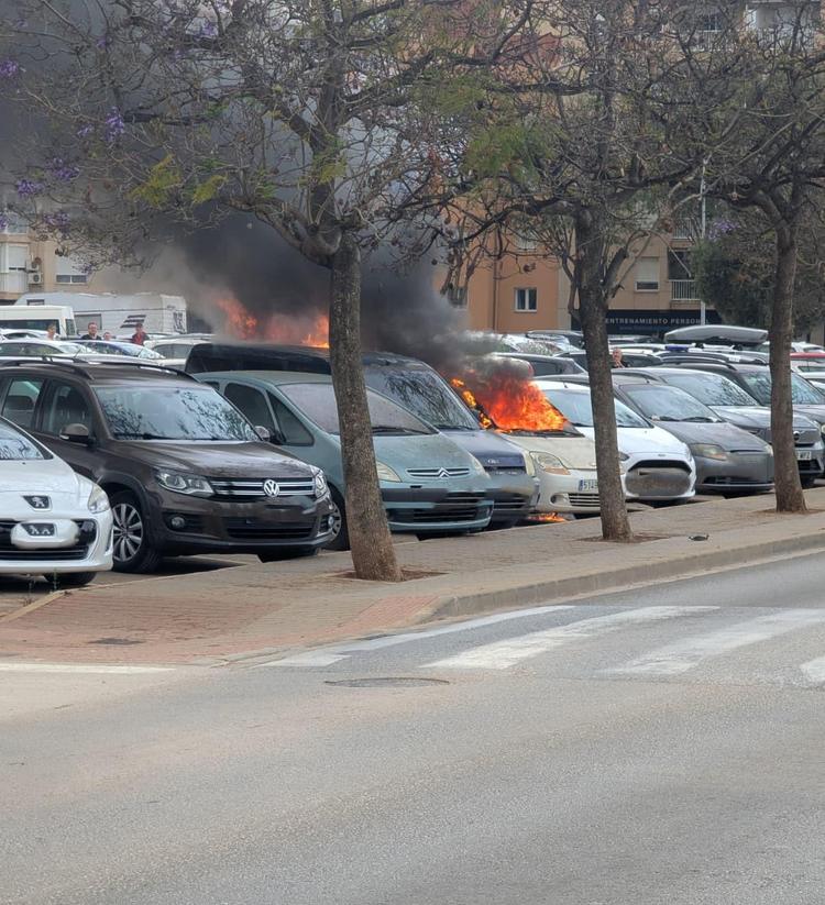 Arden varios coches estacionados en Dénia sin dejar heridos