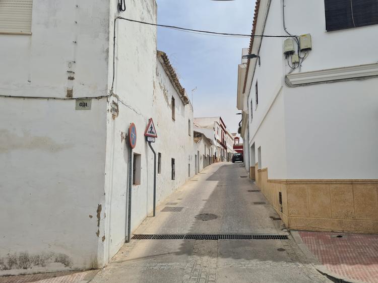 Aviso: Las calles Ave María y Cuba permanecerán cortada al tráfico rodado este viernes 17 y el lunes 20 de junio por obras de derribo en una vivienda privada