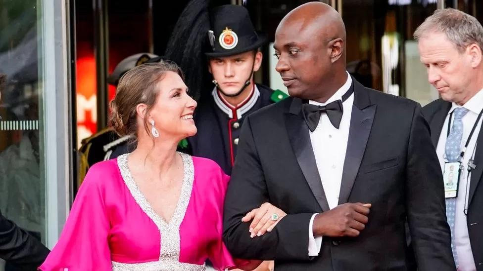 الأميرة مارثا لويز: أميرة النرويج تحدد موعدًا للزواج من الشامان