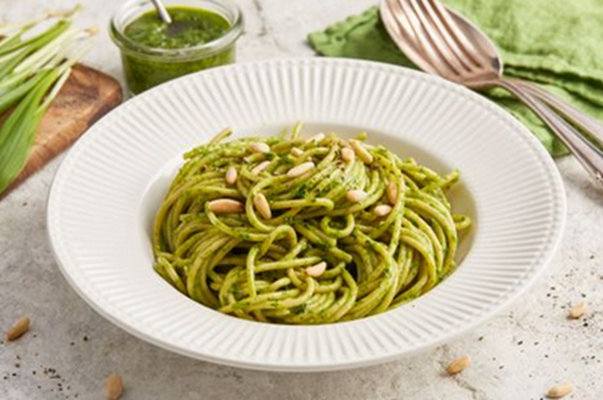 SPAGETTI MIT BÄRLAUCHSAUCE