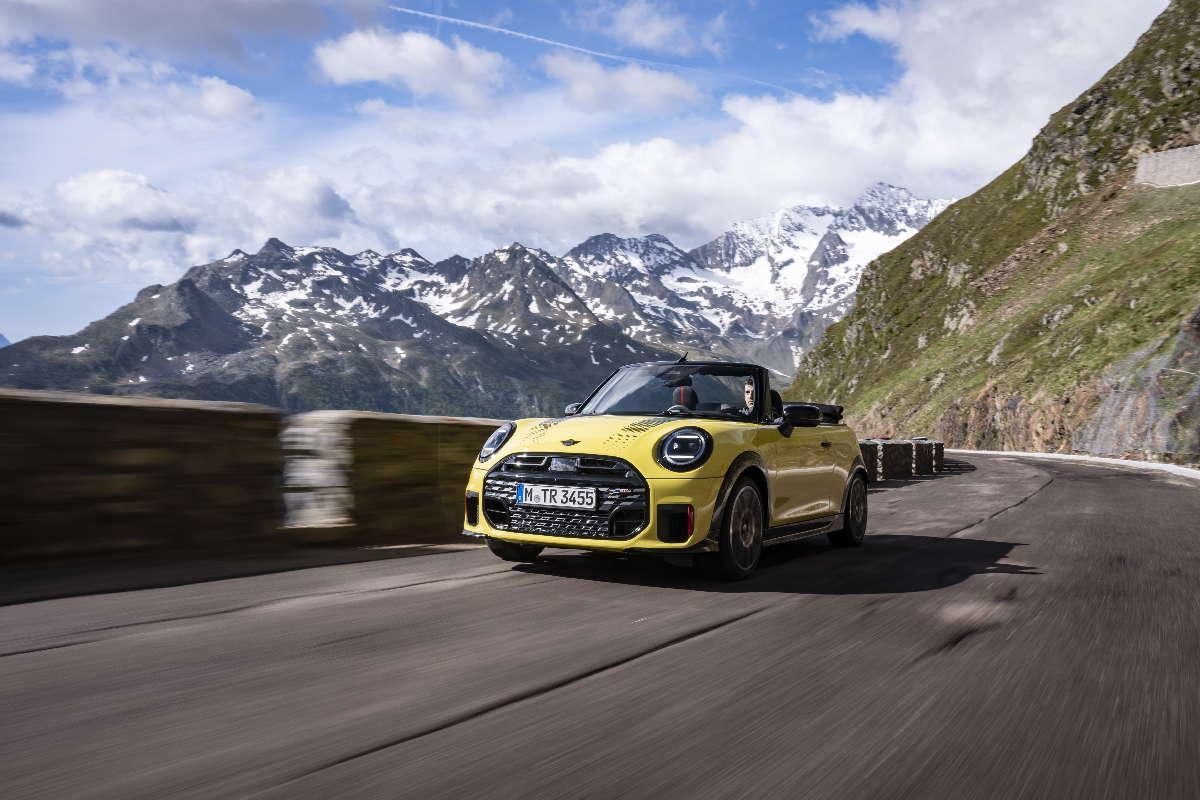 MINI JCW Cabrio Sunny Side Yellow: el descapotable de 231 CV perfecto para el verano en la montaña