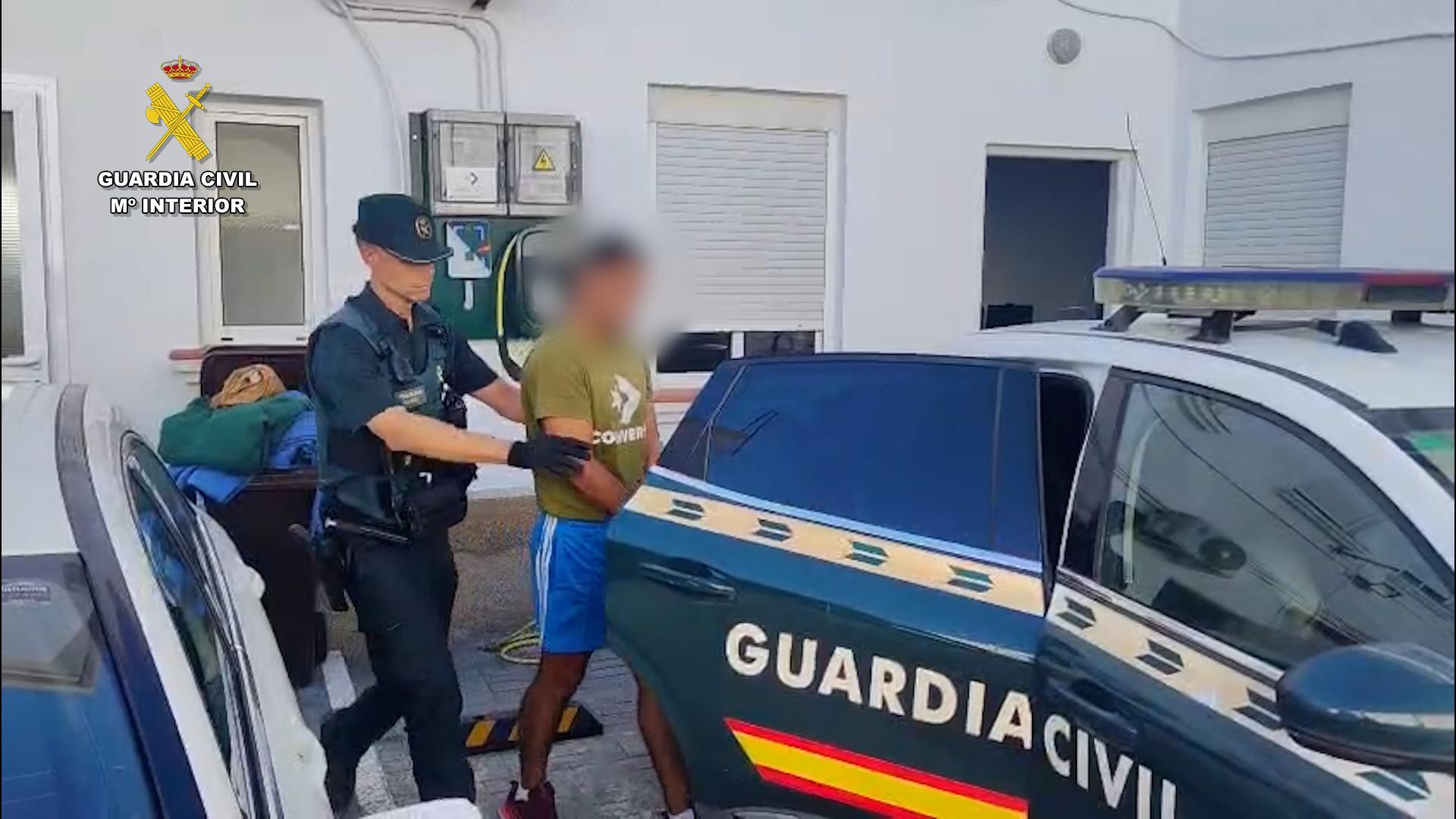 La Guardia Civil de Calp detiene a cuatro varones por sustraer material en naves en Altea