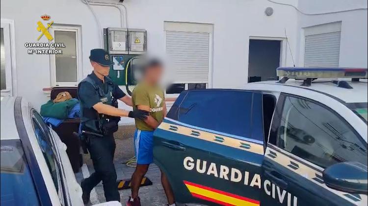 La Guardia Civil de Calp detiene a cuatro varones por sustraer material en naves en Altea