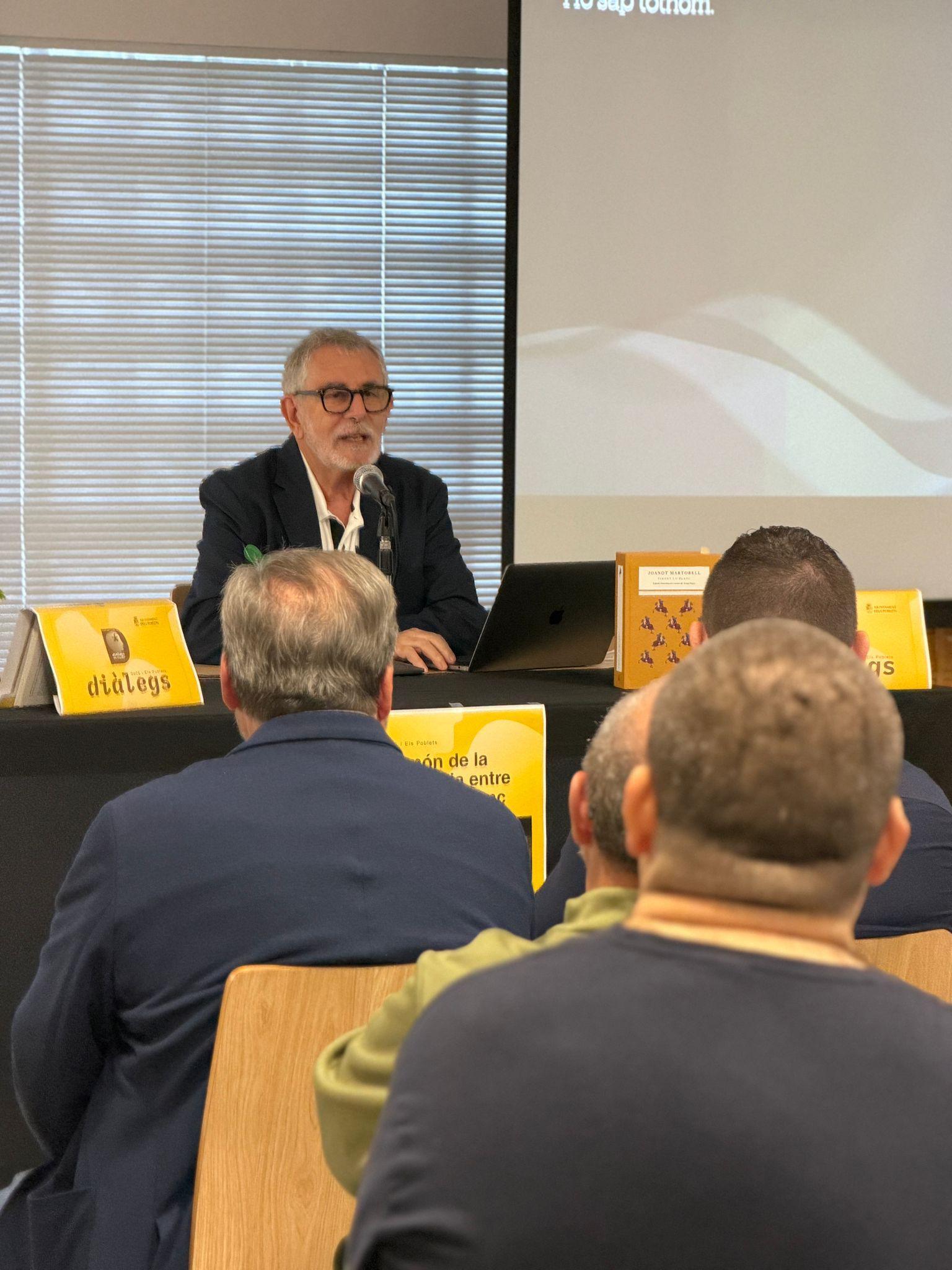 Tomàs Llopis dona veu a “Diàlegs” a Els Poblets amb una reflexió sobre la cavalleria i la societat actual