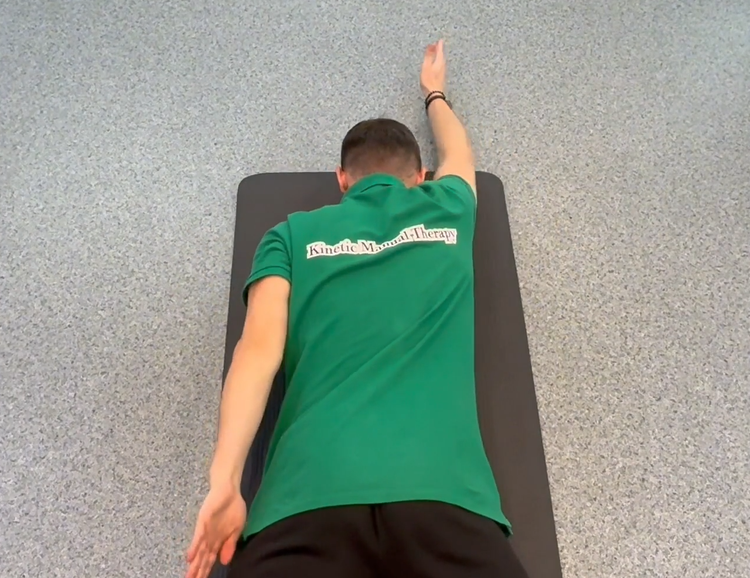 #5 Pe burtă – alternativ un braț sus, unul jos (Prone alternating arm reach)