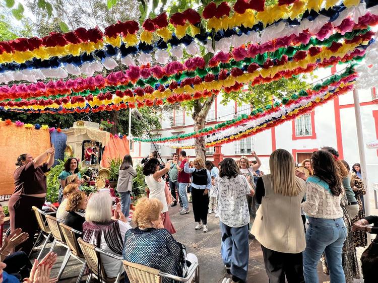 La octava cierra las Cruces de Mayo con gran ambiente pese a la lluvia