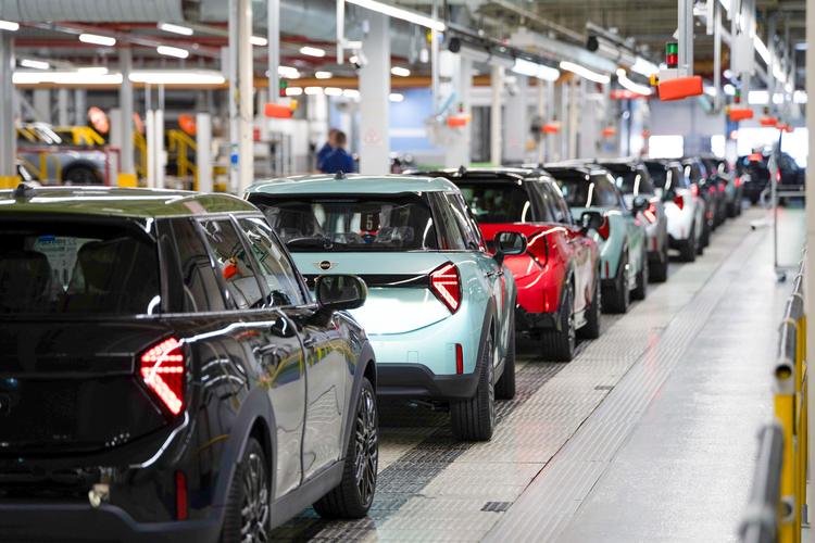 UN MILLÓN DE VEHÍCULOS DESPLAZADOS SIN CONDUCTOR: EL GRUPO BMW AMPLÍA CON ÉXITO LA CONDUCCIÓN AUTOMATIZADA EN PRODUCCIÓN
