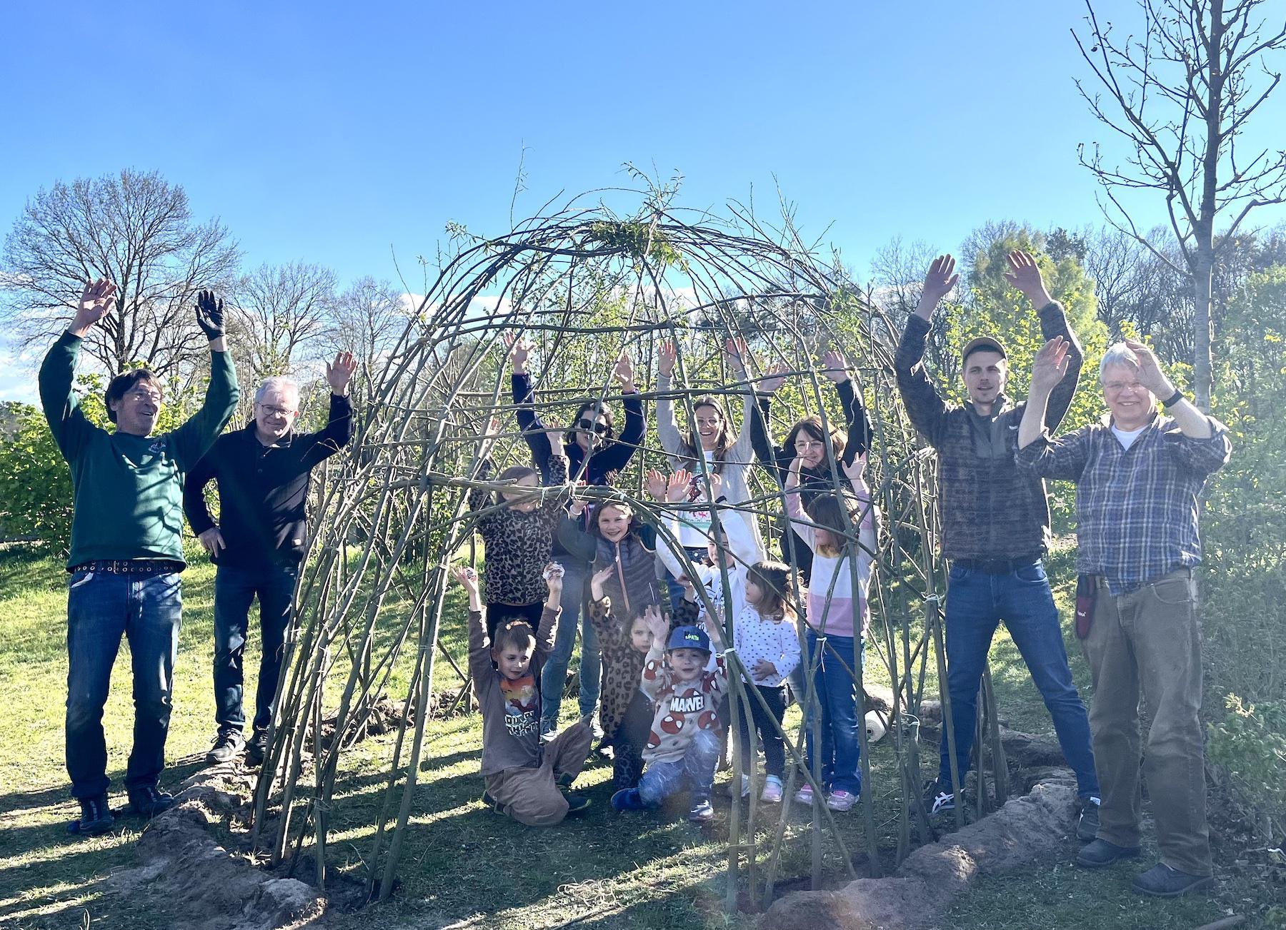 Seershausen: Kinder, Eltern und das SEK bauen ein Tipi aus Weidenstöckern auf dem Spielplatz