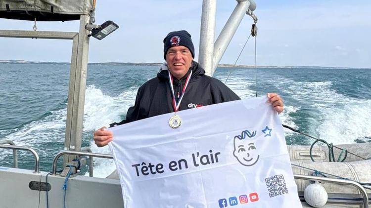 Traversée de la Manche à la nage : le défi solidaire réussi de Matthieu Dubus