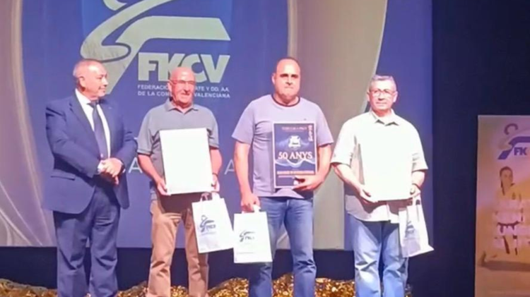 El Club Karate Do Shotokan Chazarra, galardonado por sus más de 50 años de historia en la Gala de la Federación de Karate de la Comunitat Valenciana