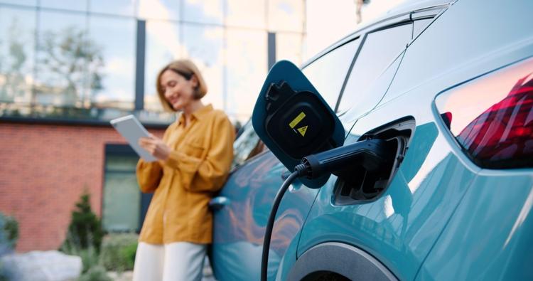 LAS VENTAS DE TURISMOS ELECTRIFICADOS MARCAN CIFRA RÉCORD EN UN SOLO MES, CON EL 28% DEL MERCADO EN AGOSTO