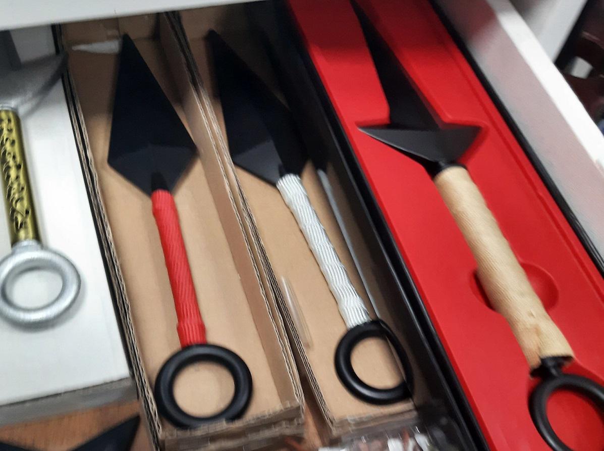 Plus de 3 500 armes blanches saisies dans un entrepôt de la région parisienne